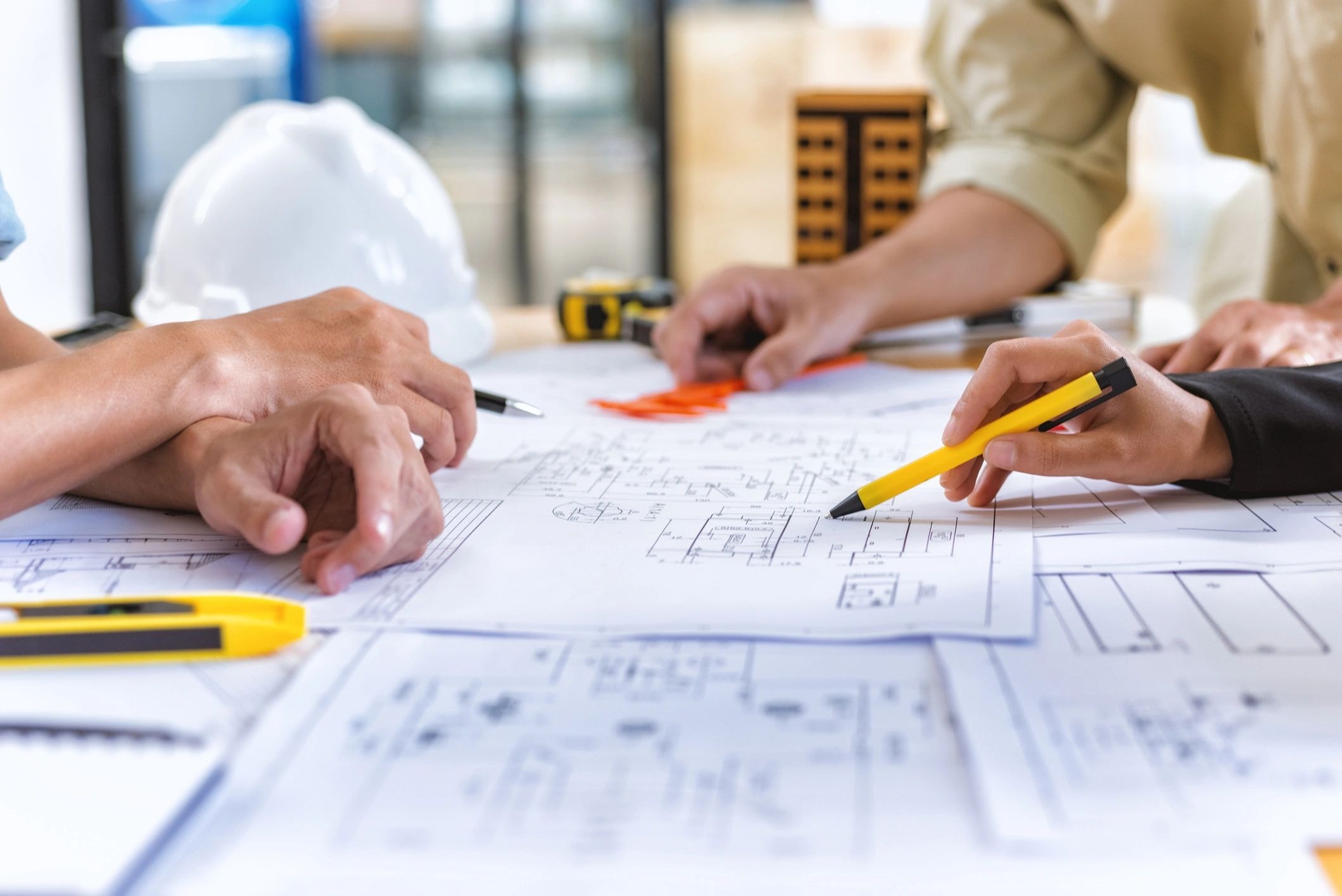 Equipo revisando planos de construcción