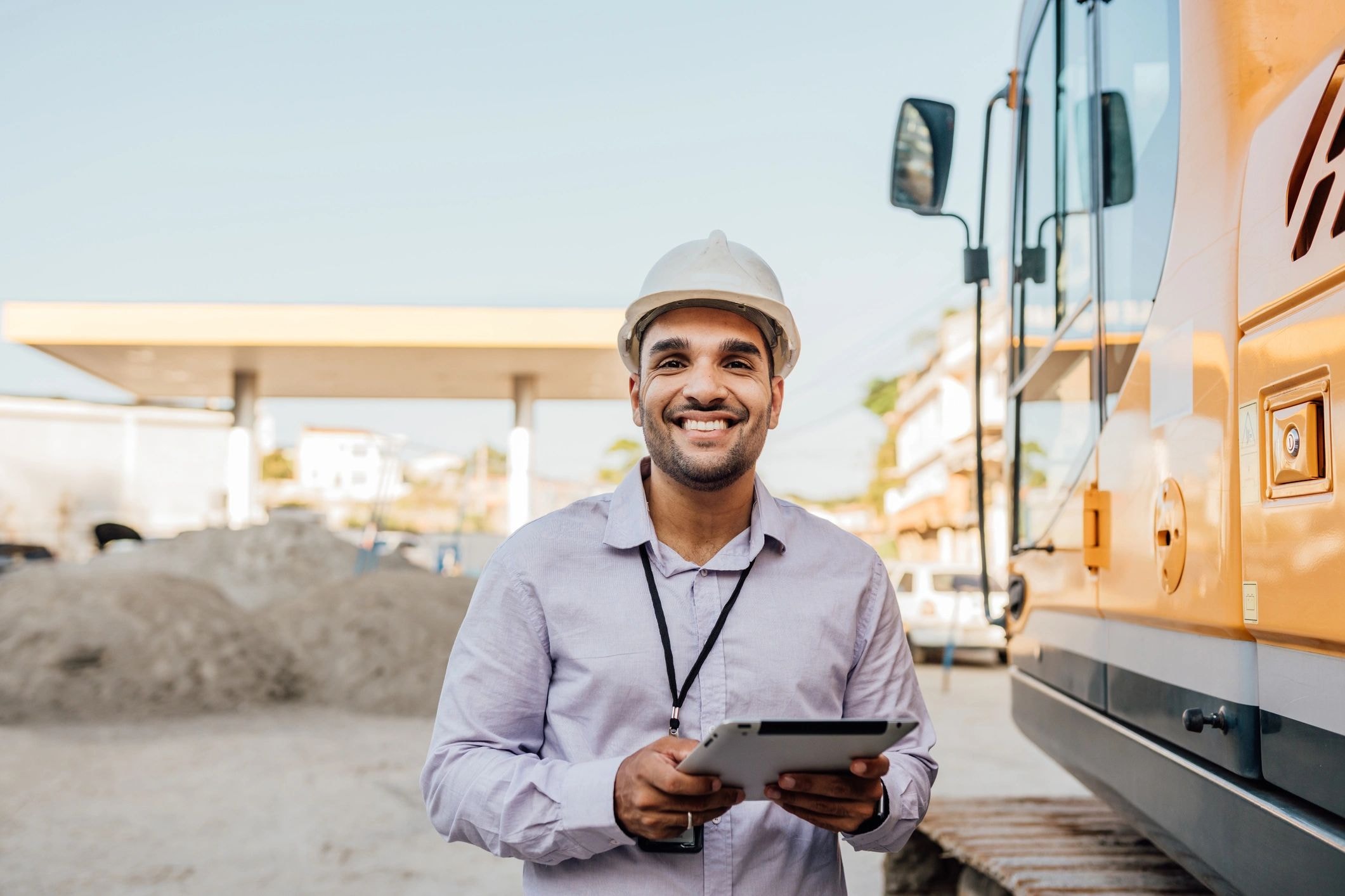 Trabajador con tablet en obra